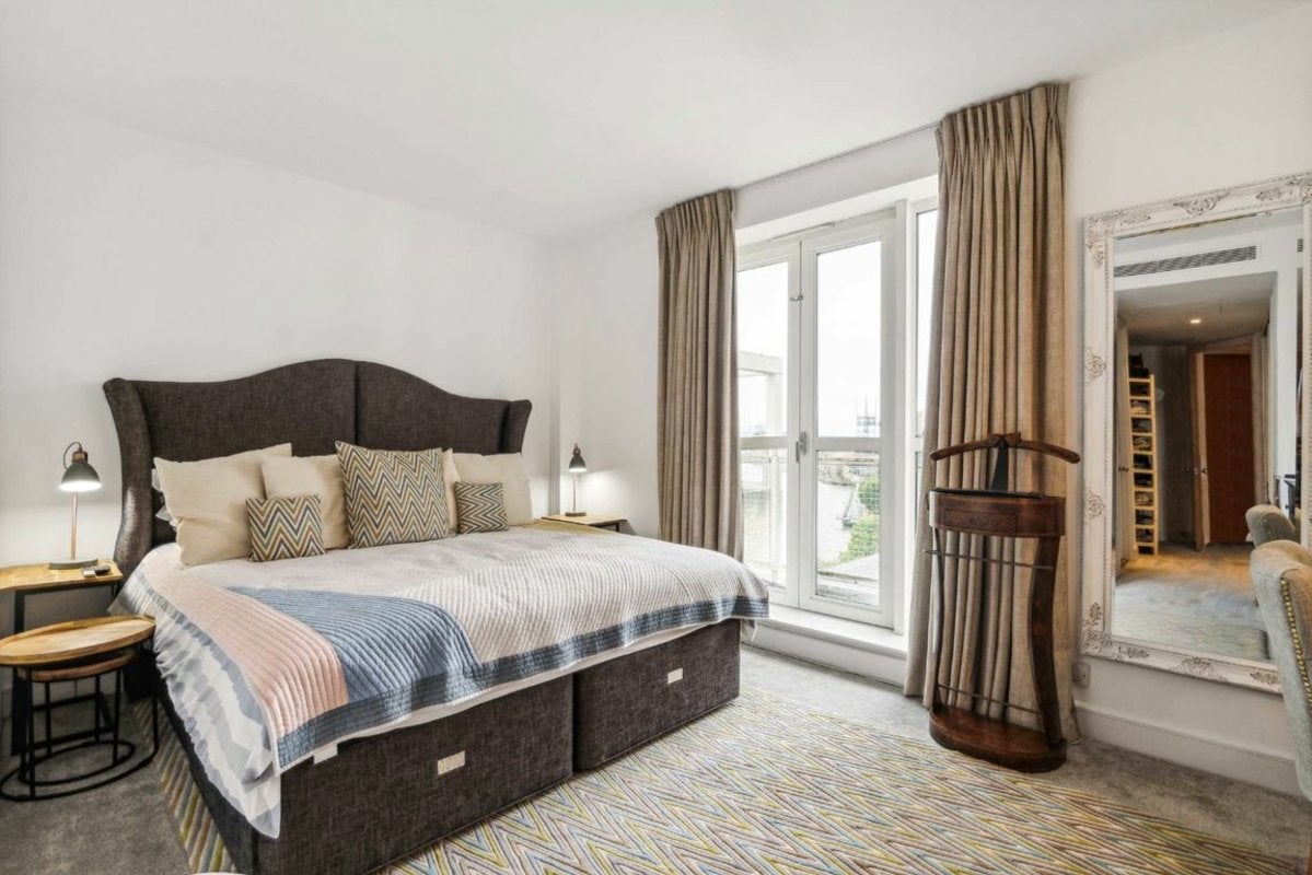 Flat Westferry Circus in Greater London