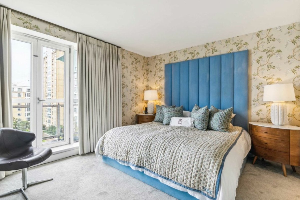 Flat Westferry Circus in Greater London