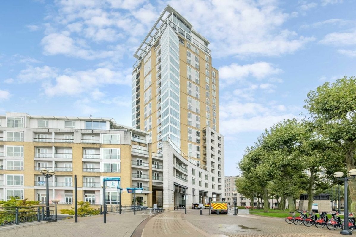 Flat Westferry Circus in Greater London