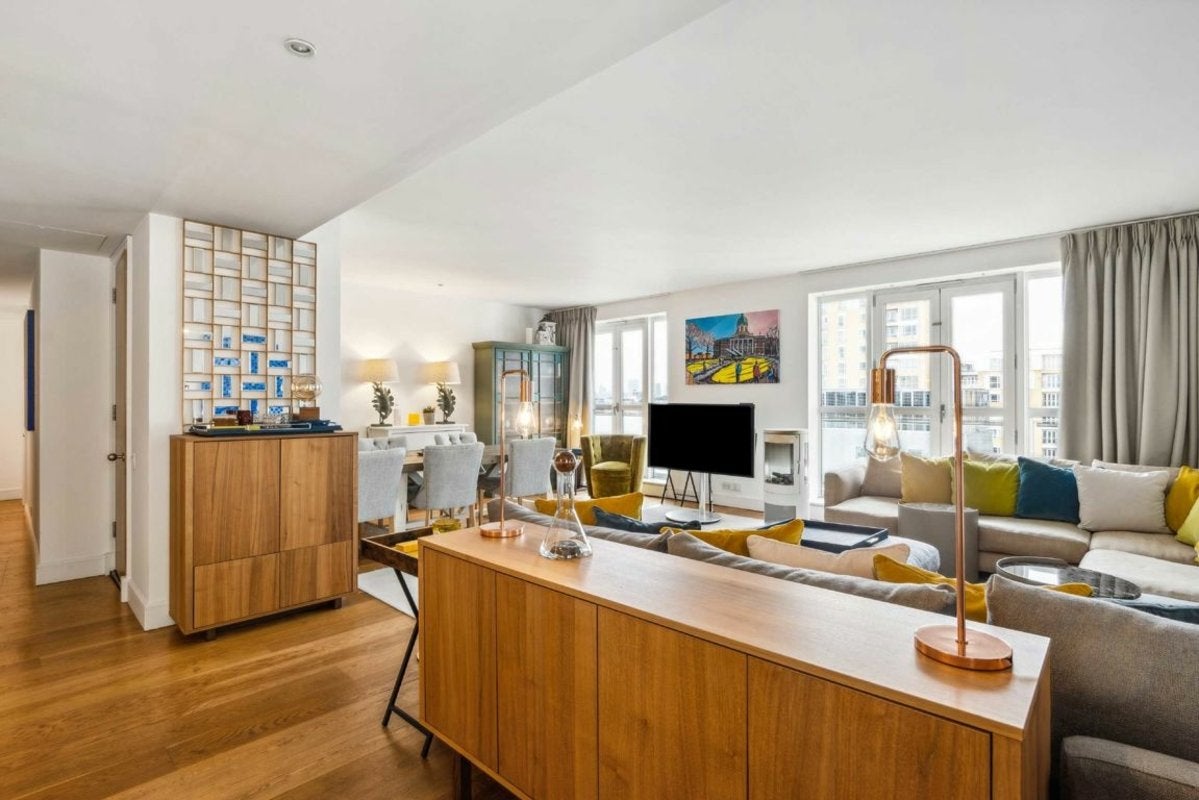 Flat Westferry Circus in Greater London