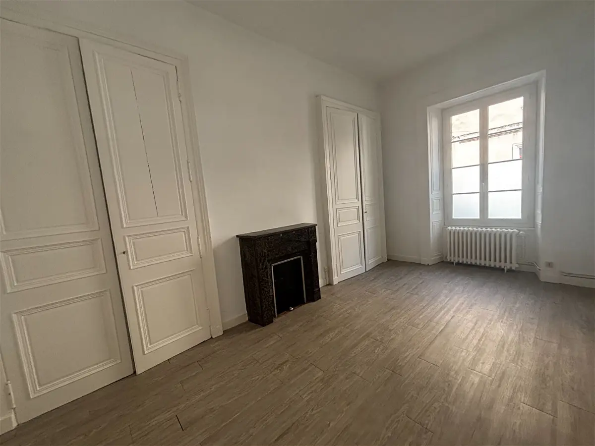 Flat Rue Échelle Marteau in Laval