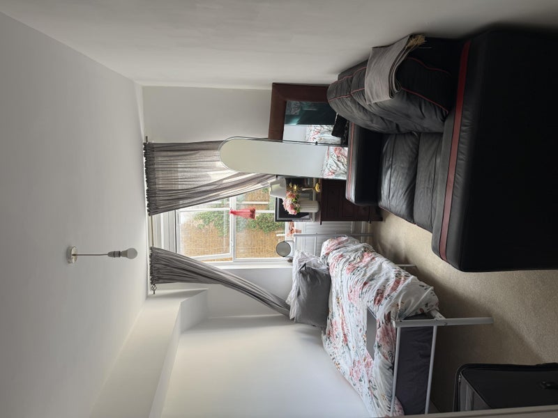Room Earl's Court Road in Greater London