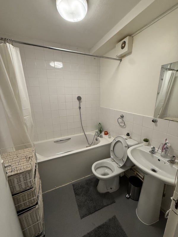 Room Earl's Court Road in Greater London