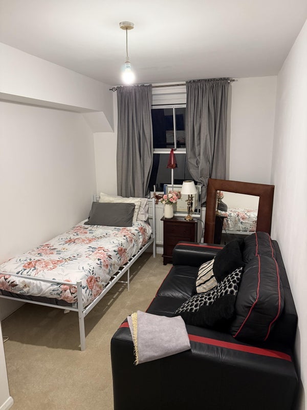 Room Earl's Court Road in Greater London