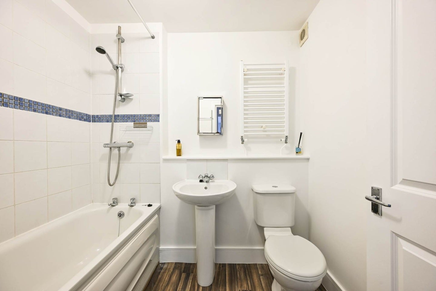 Flat Robinson Road in Greater London