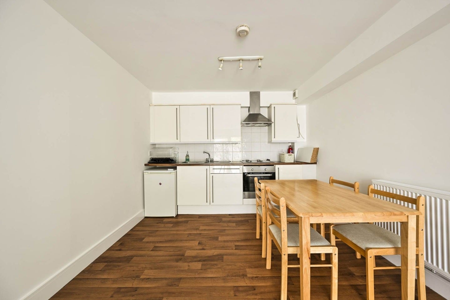 Flat Robinson Road in Greater London