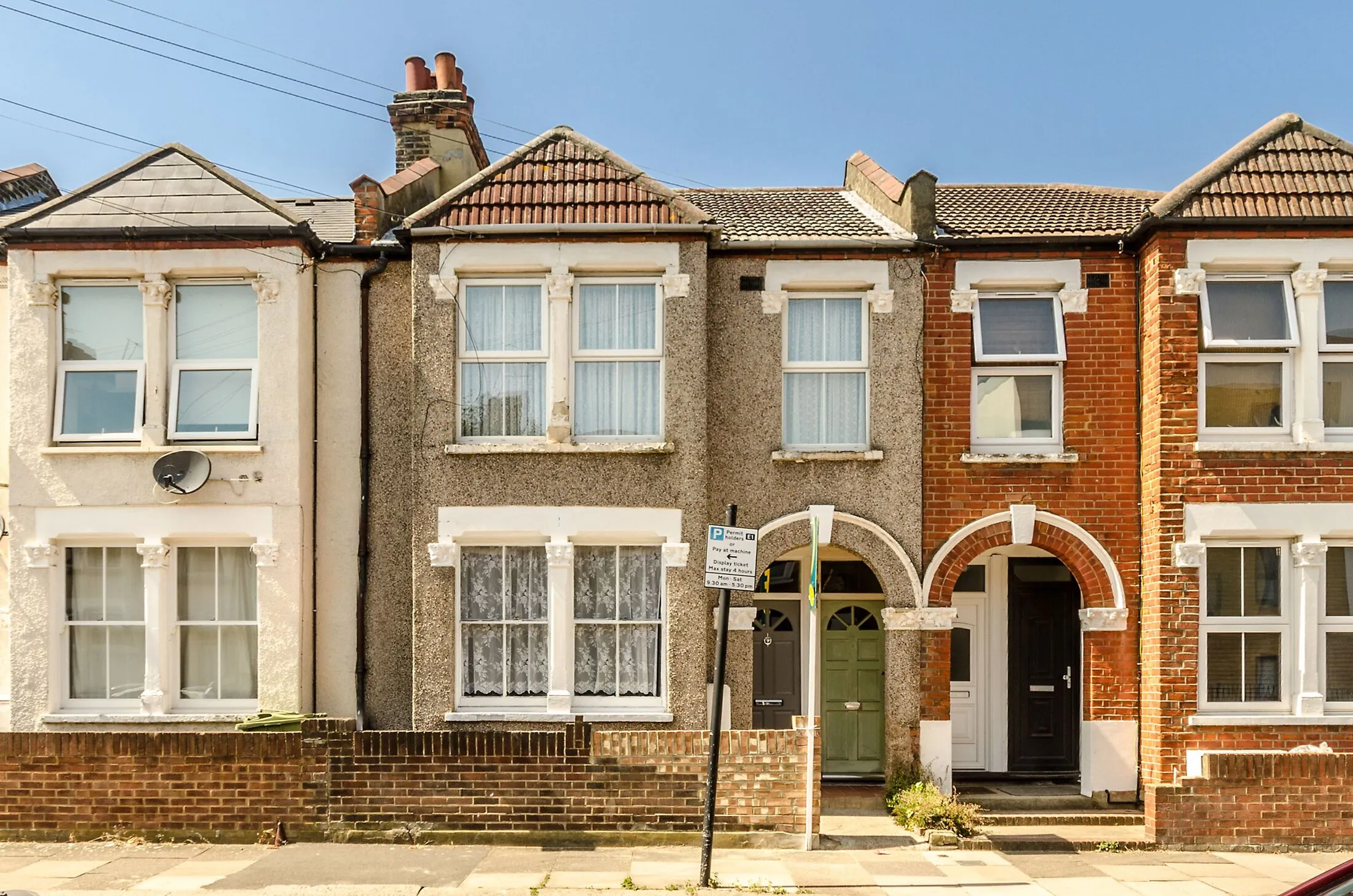 Flat Fairlight Road in Greater London
