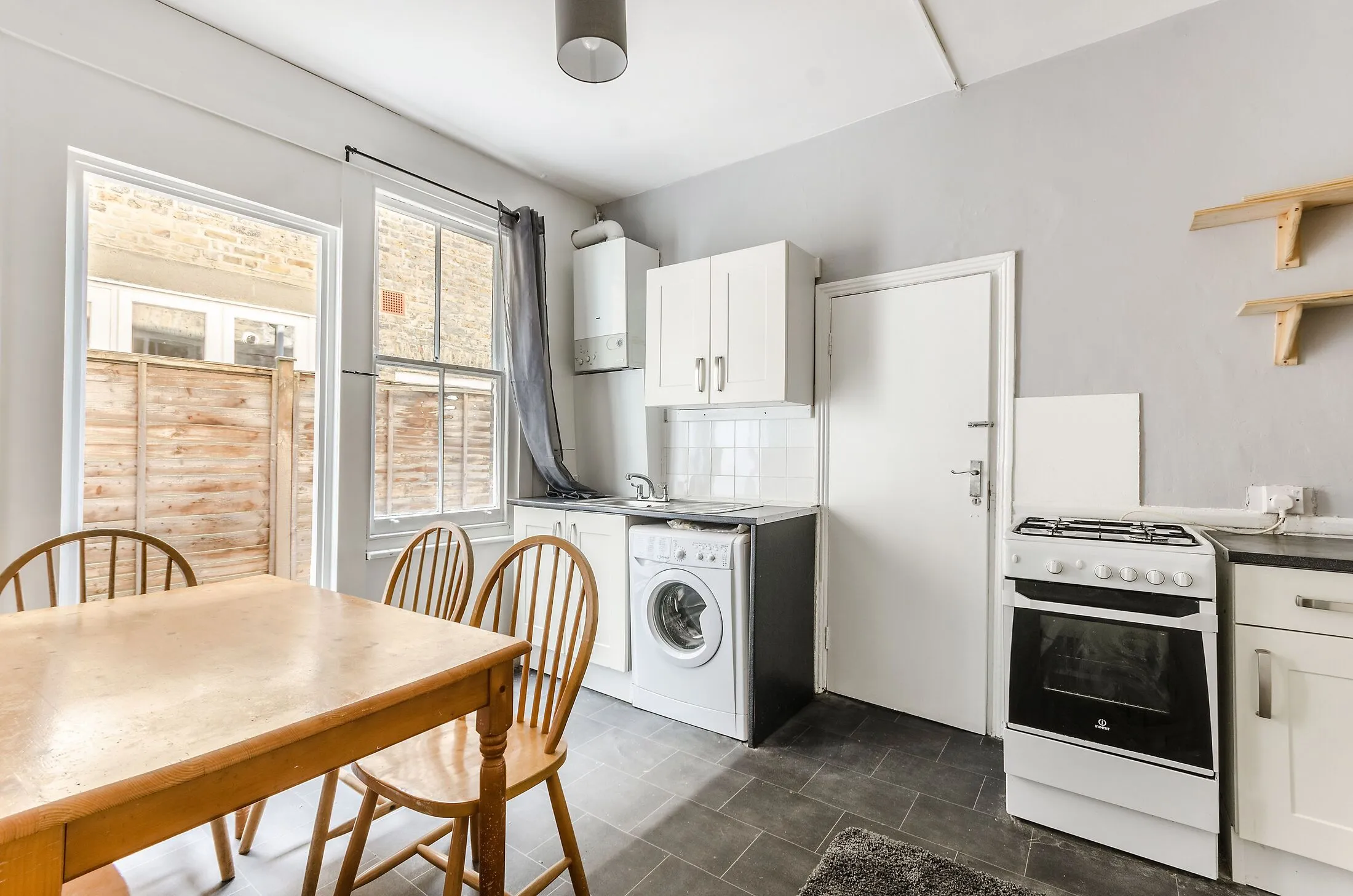 Flat Fairlight Road in Greater London