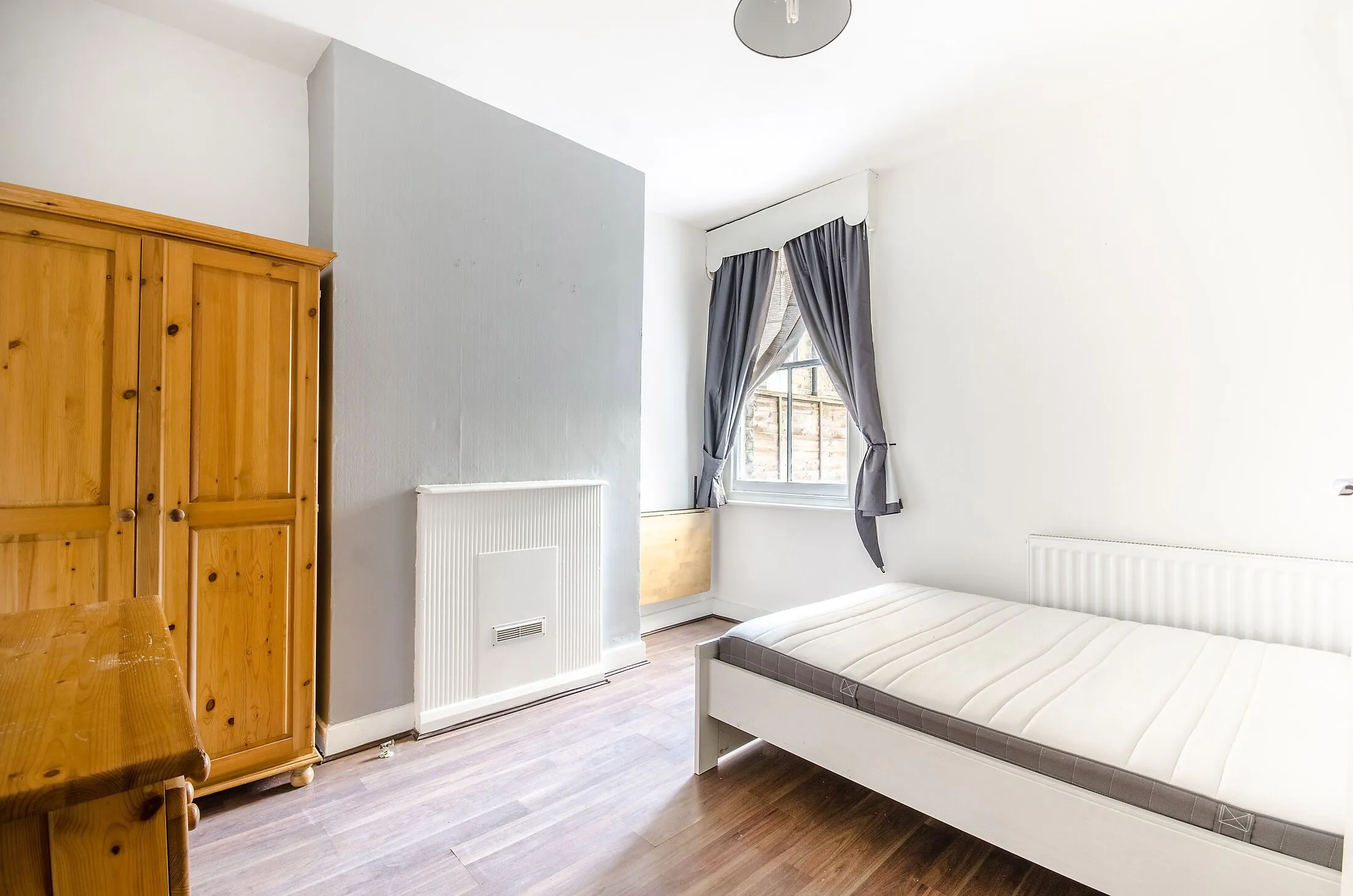 Flat Fairlight Road in Greater London