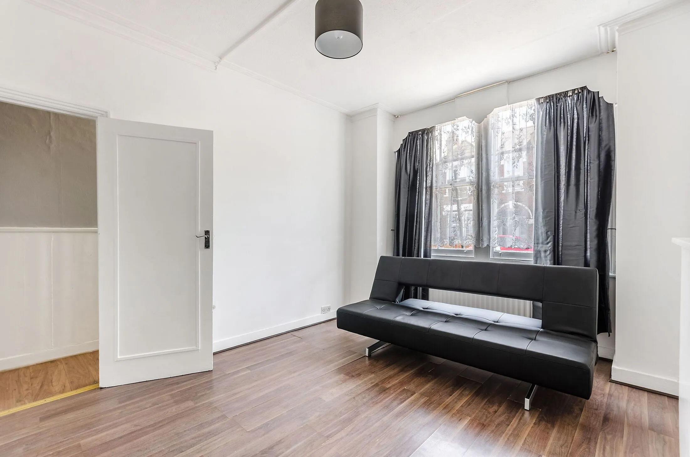 Flat Fairlight Road in Greater London