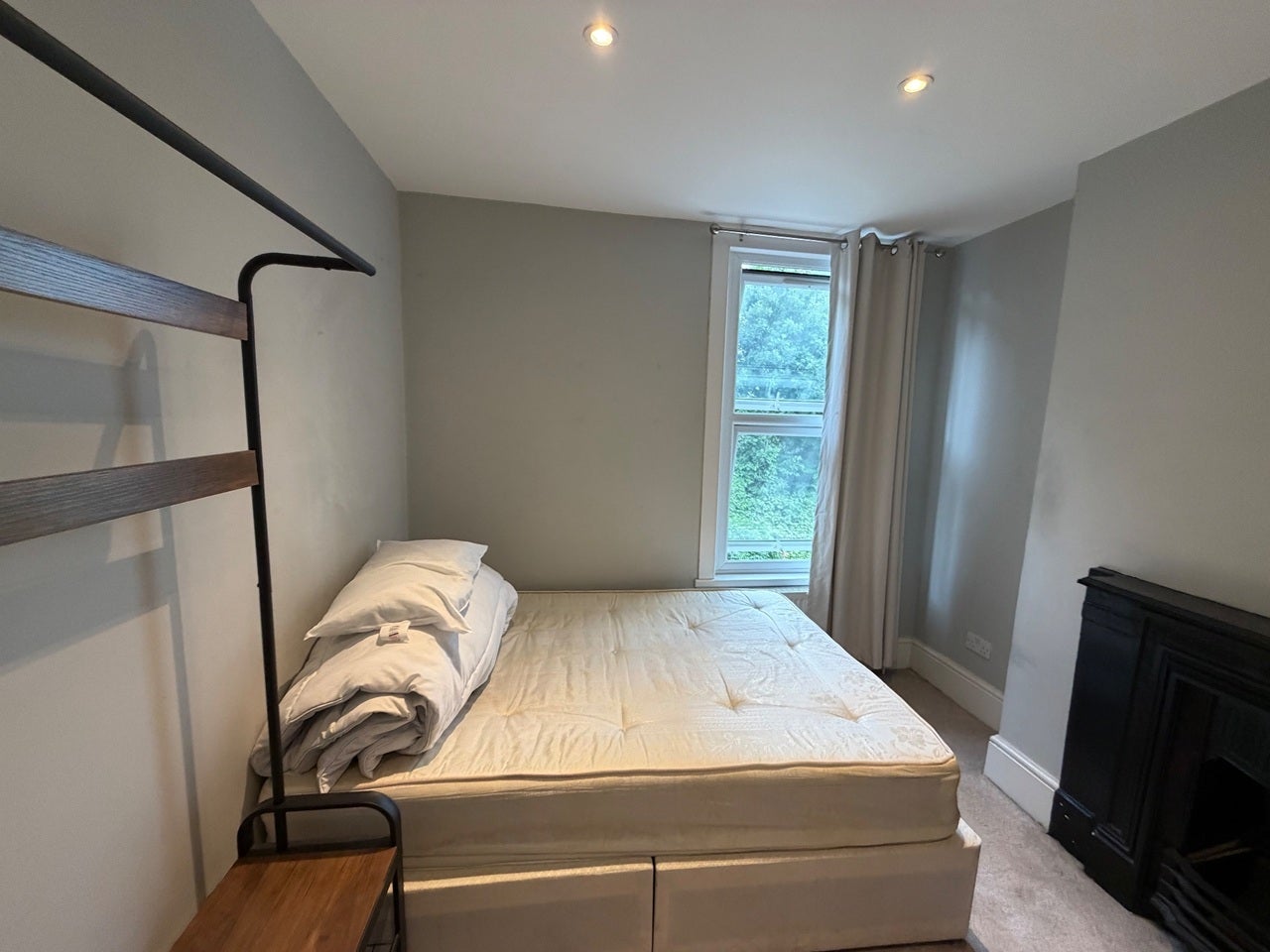 Room Manchester Road in Greater London
