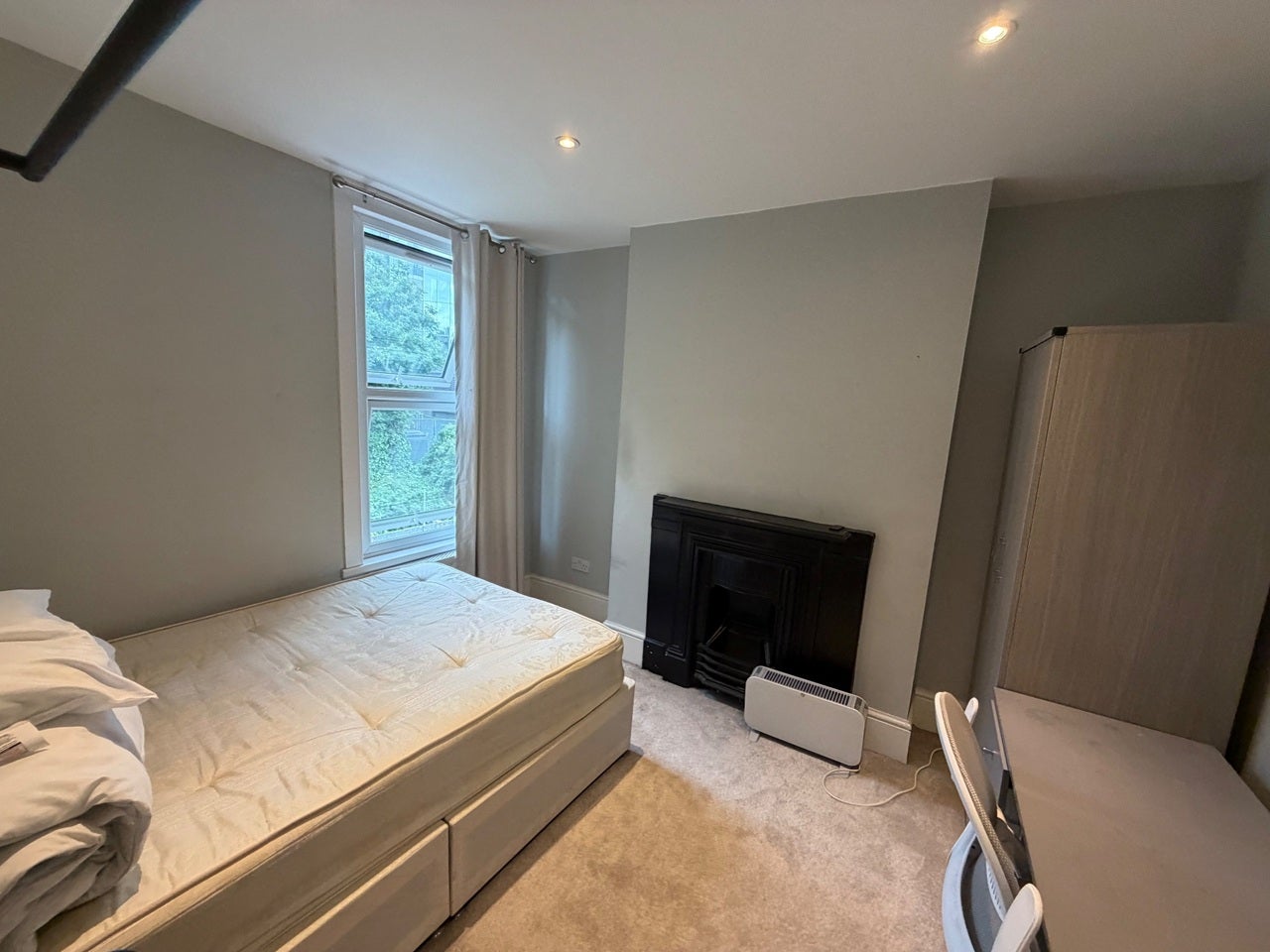 Room Manchester Road in Greater London