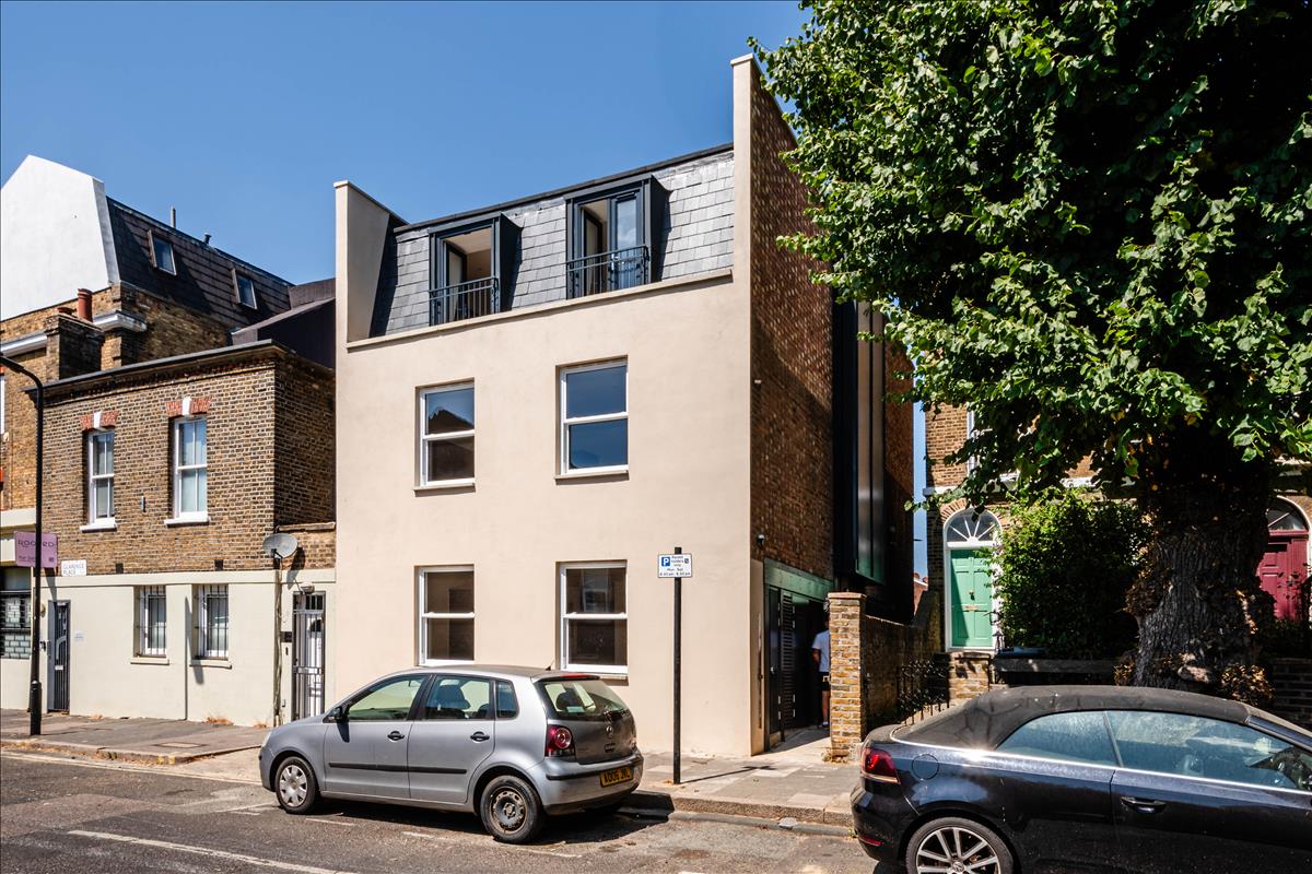 Flat Clarence Place in Greater London