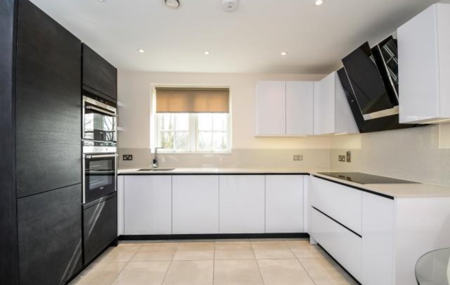 Flat Ashridge Close in London