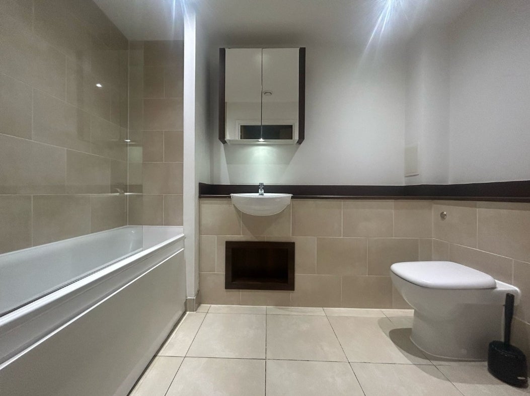 Flat Surrey Quays Road in Greater London