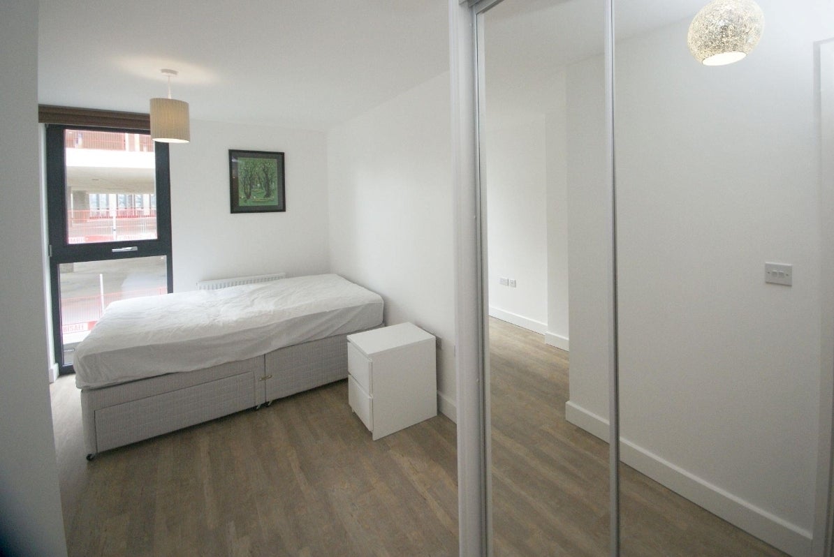 Flat Surrey Quays Road in Greater London