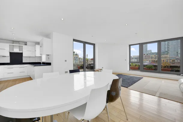 Flat Henriques Street in Greater London