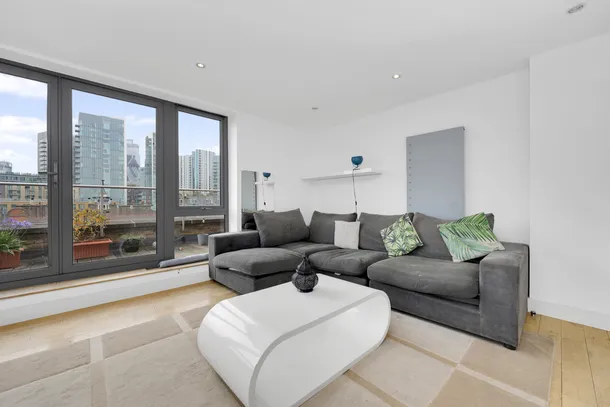 Flat Henriques Street in Greater London