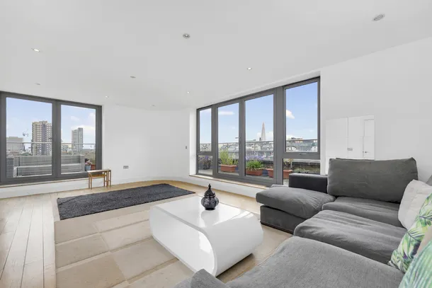 Flat Henriques Street in Greater London