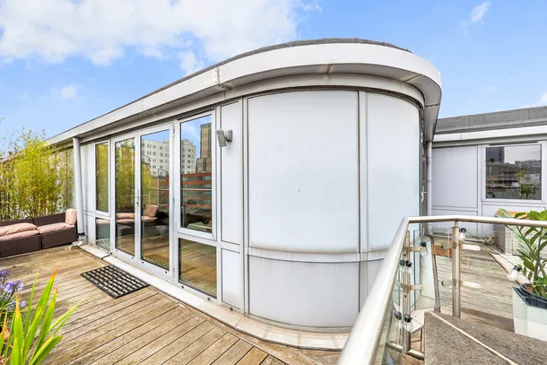 Flat Henriques Street in Greater London