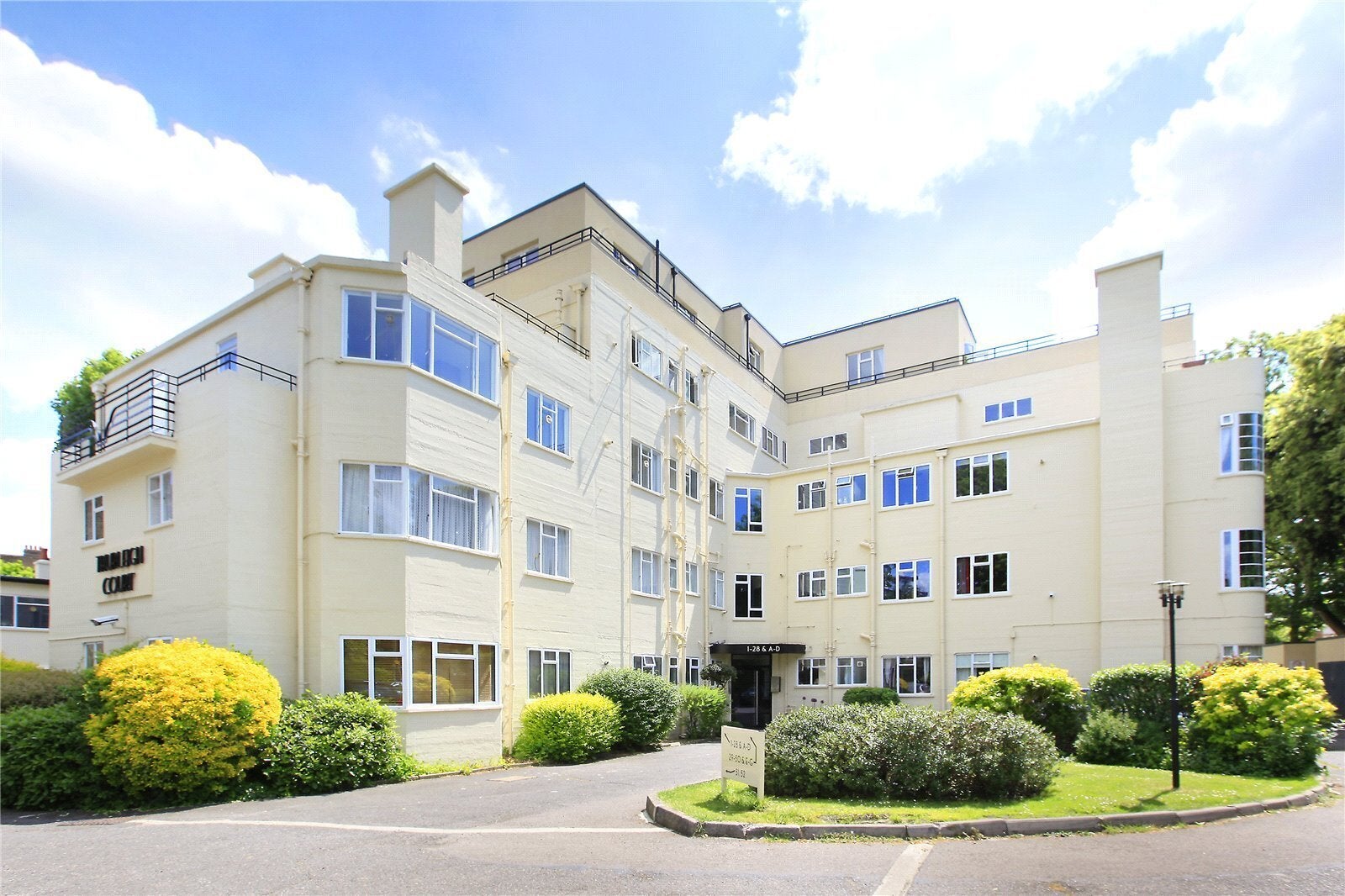 Flat Thurleigh Court in Greater London