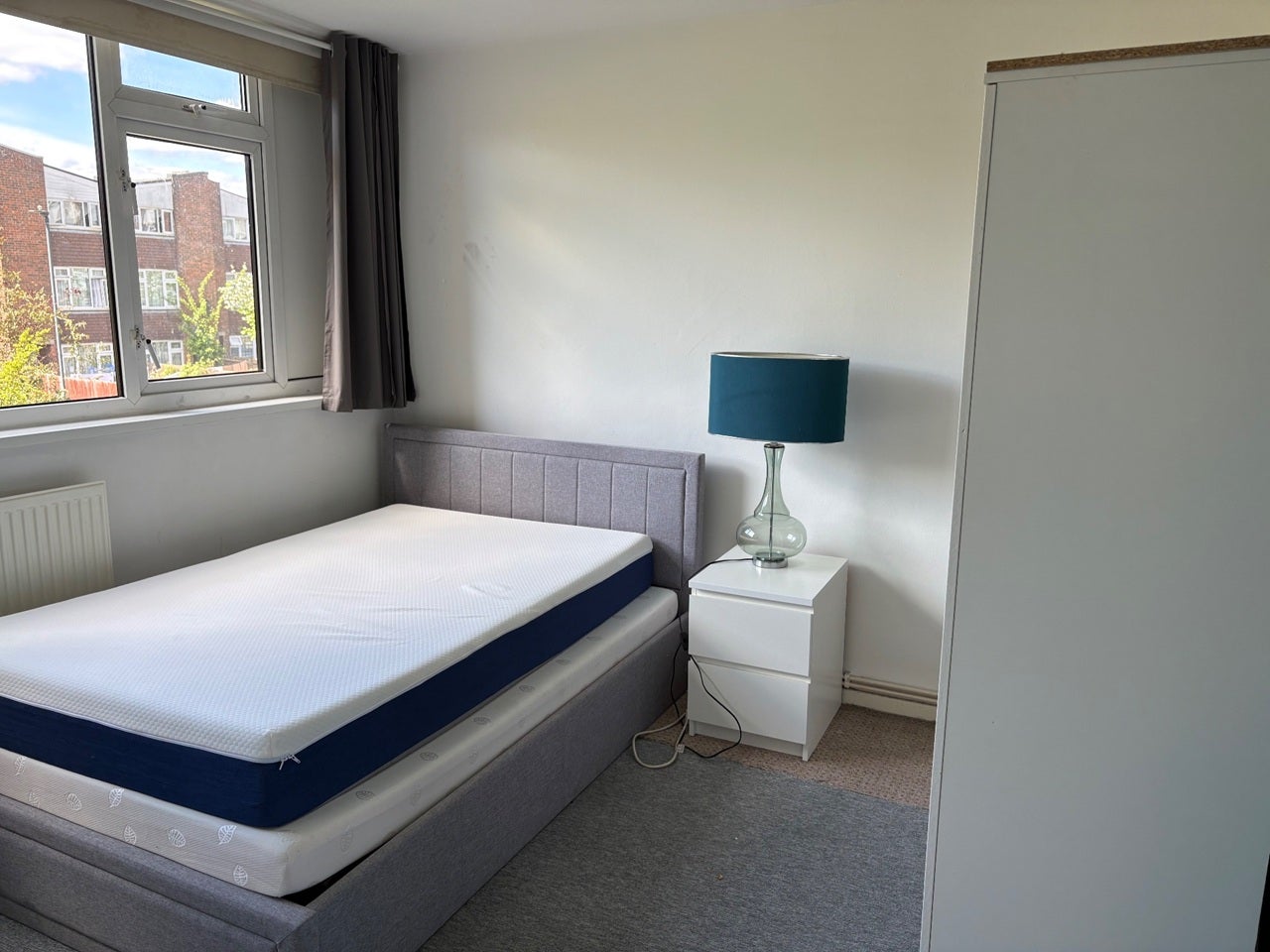 Room Pitfield Way in Greater London