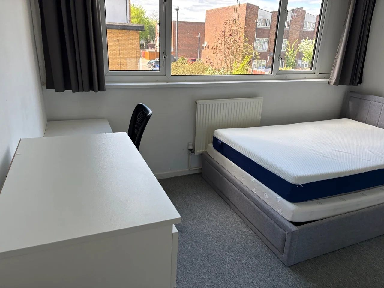 Room Pitfield Way in Greater London