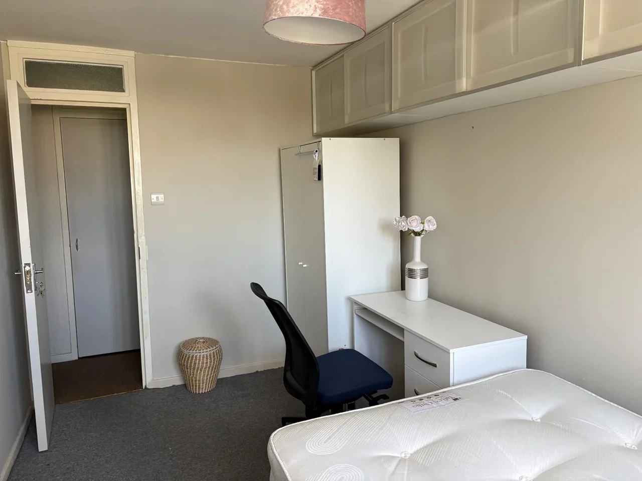 Room Pitfield Way in Greater London