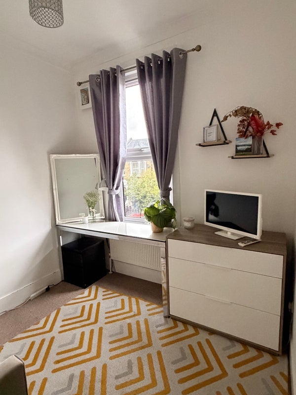 Room Dollis Road in Greater London