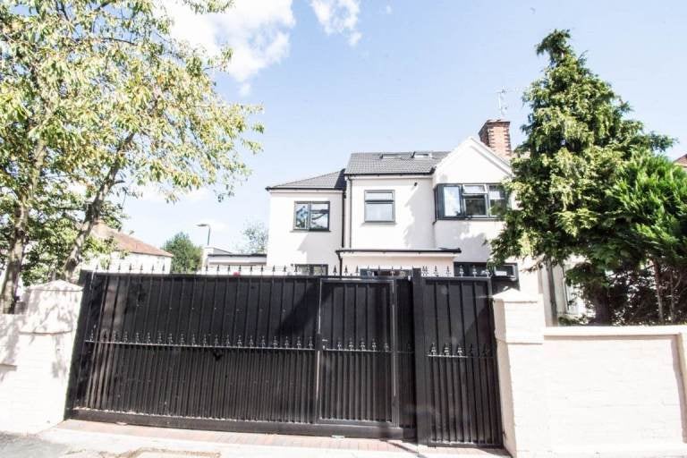 Flat Birkbeck Avenue in Greater London
