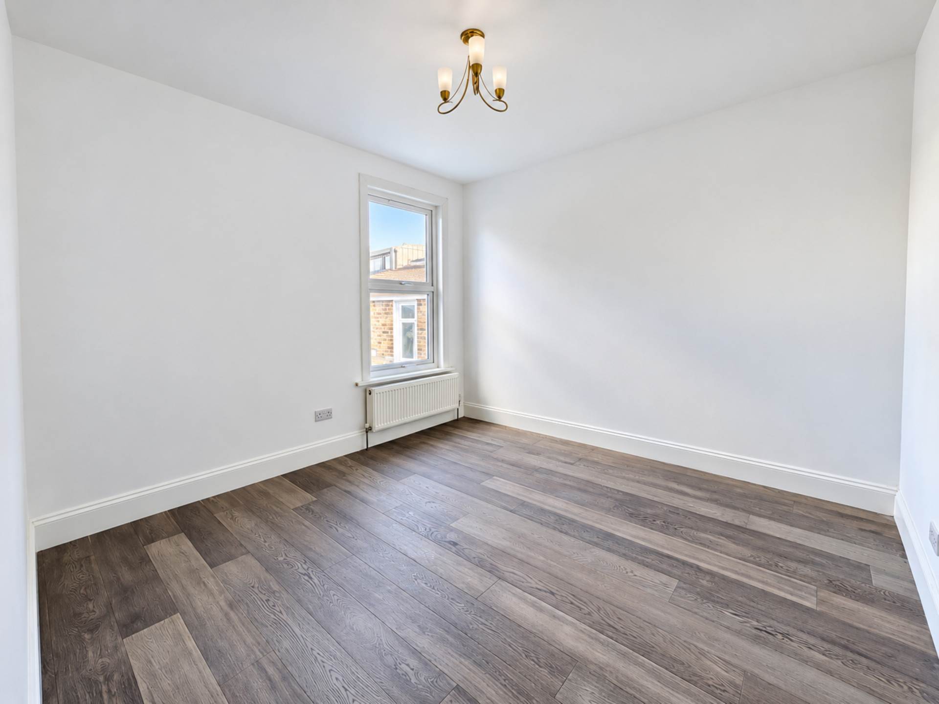Flat Bulwer Road in Greater London