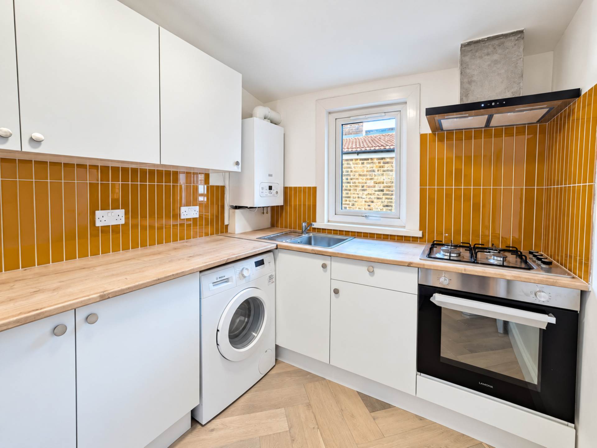 Flat Bulwer Road in Greater London