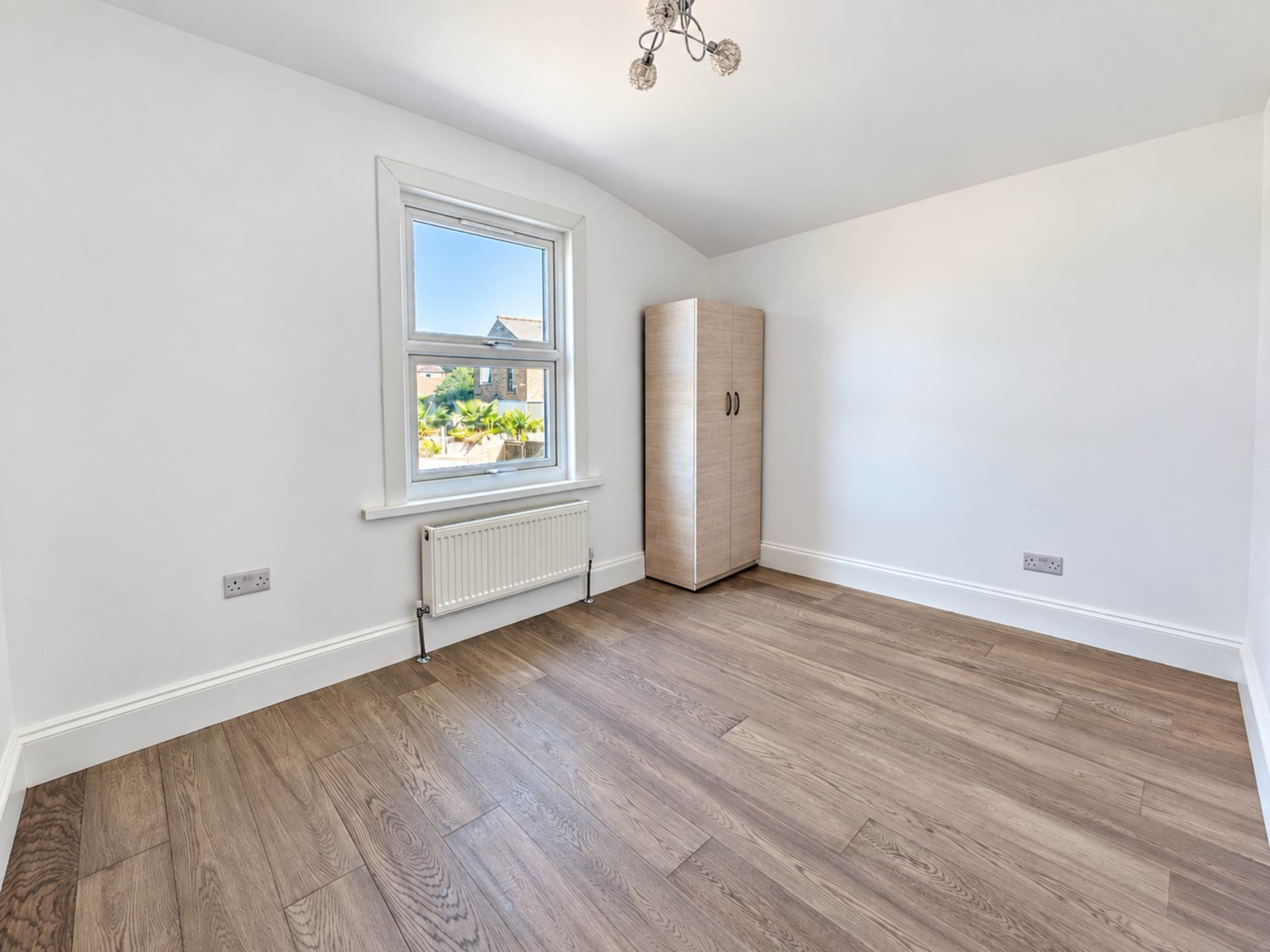 Flat Bulwer Road in Greater London
