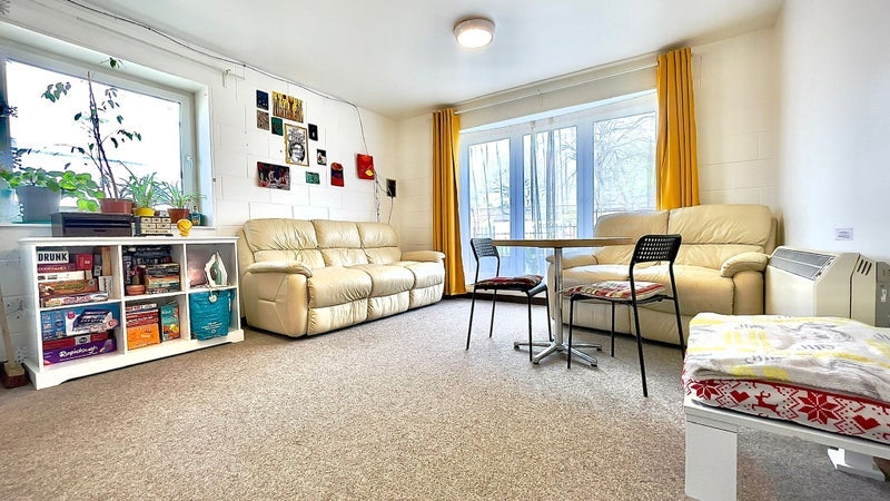 Room Muirhouse Avenue North in City of Edinburgh