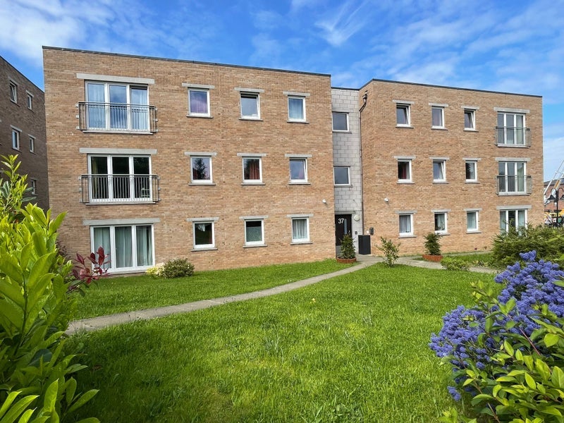 Room Muirhouse Avenue North in City of Edinburgh