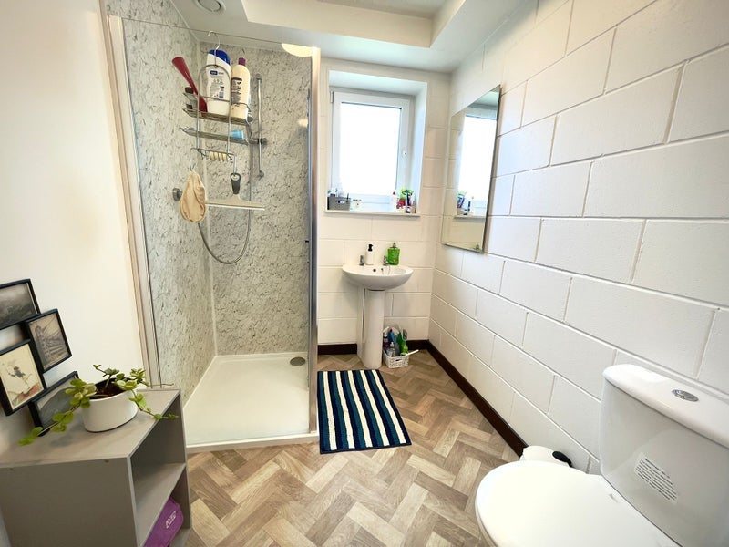 Room Muirhouse Avenue North in City of Edinburgh