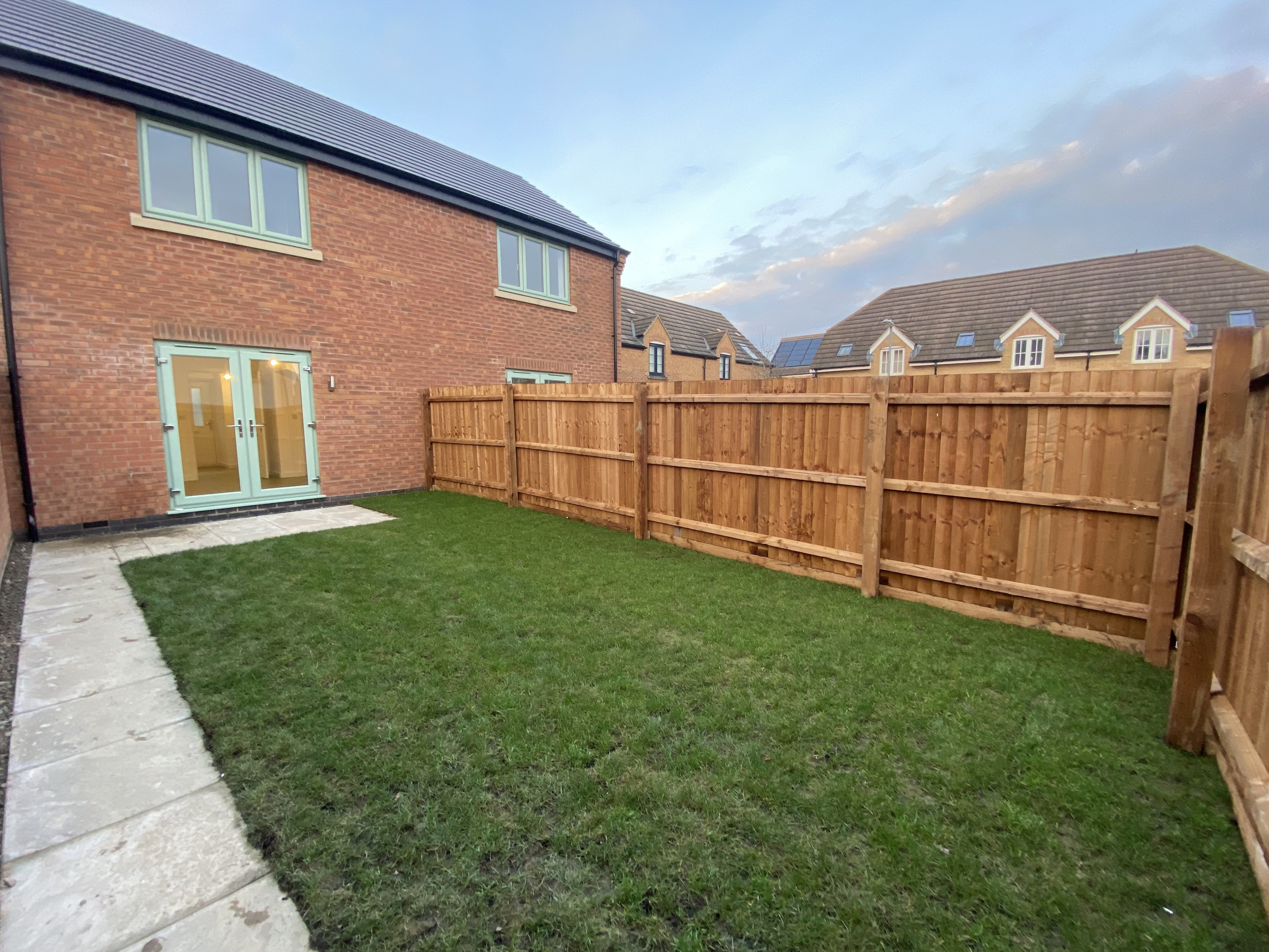 Flat Eagle Close in Weldon