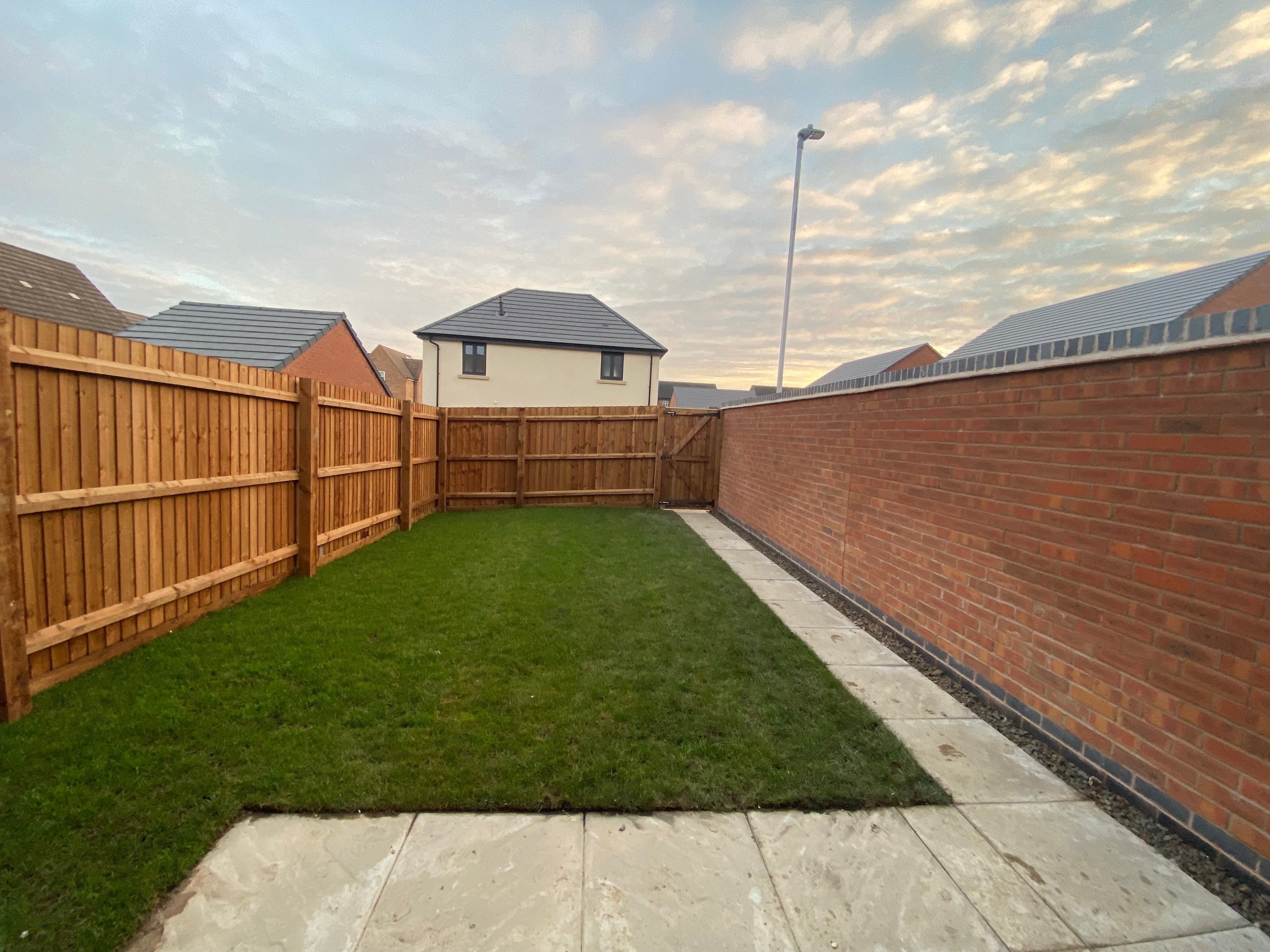 Flat Eagle Close in Weldon