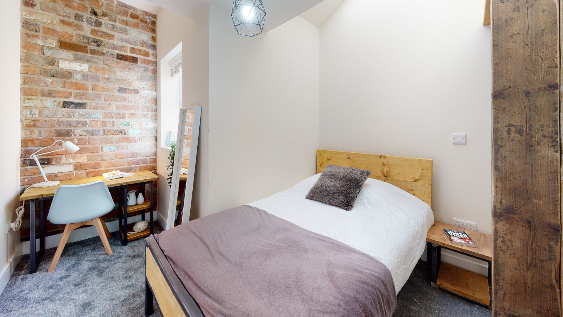 Room Carlyle Road in Birmingham
