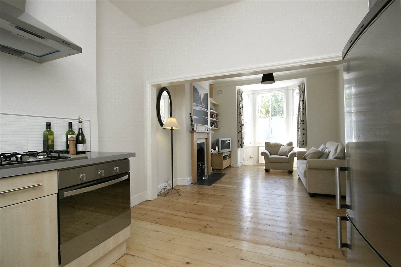 Flat Macfarlane Road in Greater London