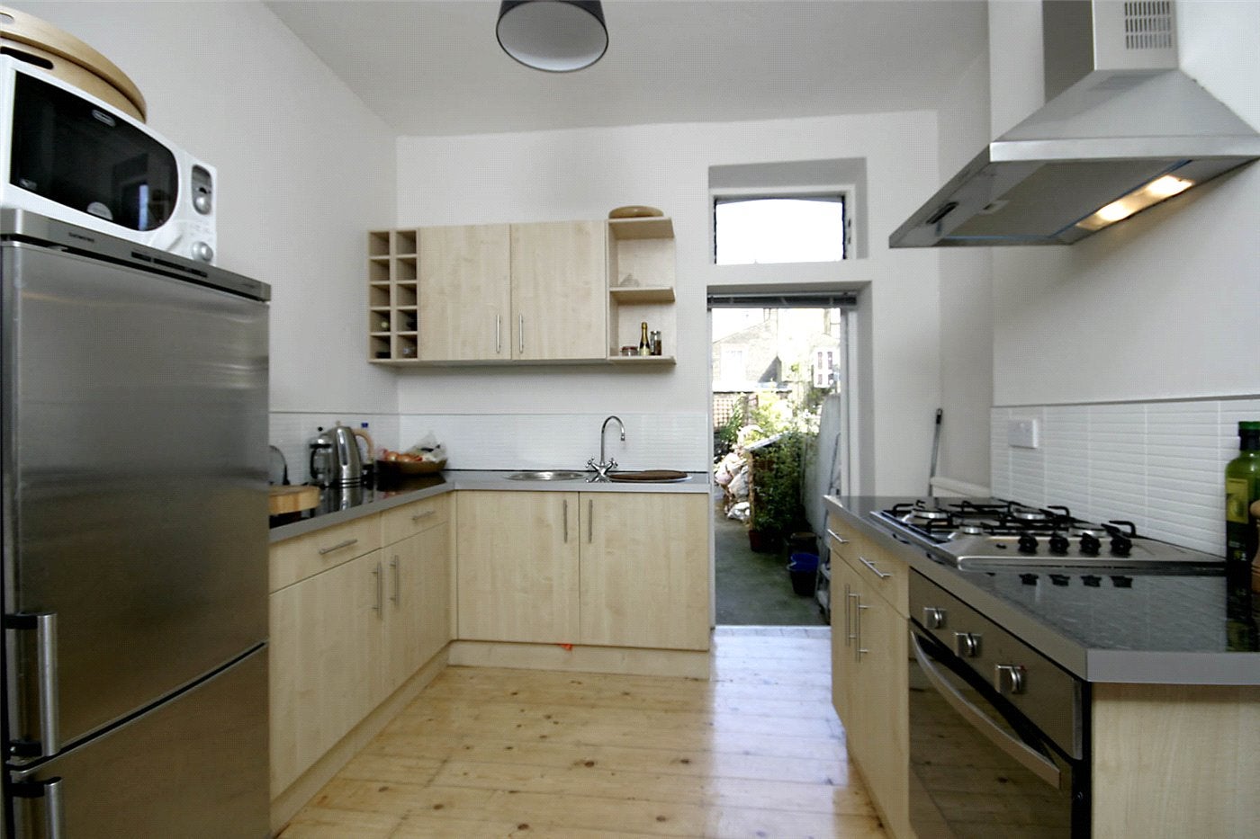 Flat Macfarlane Road in Greater London