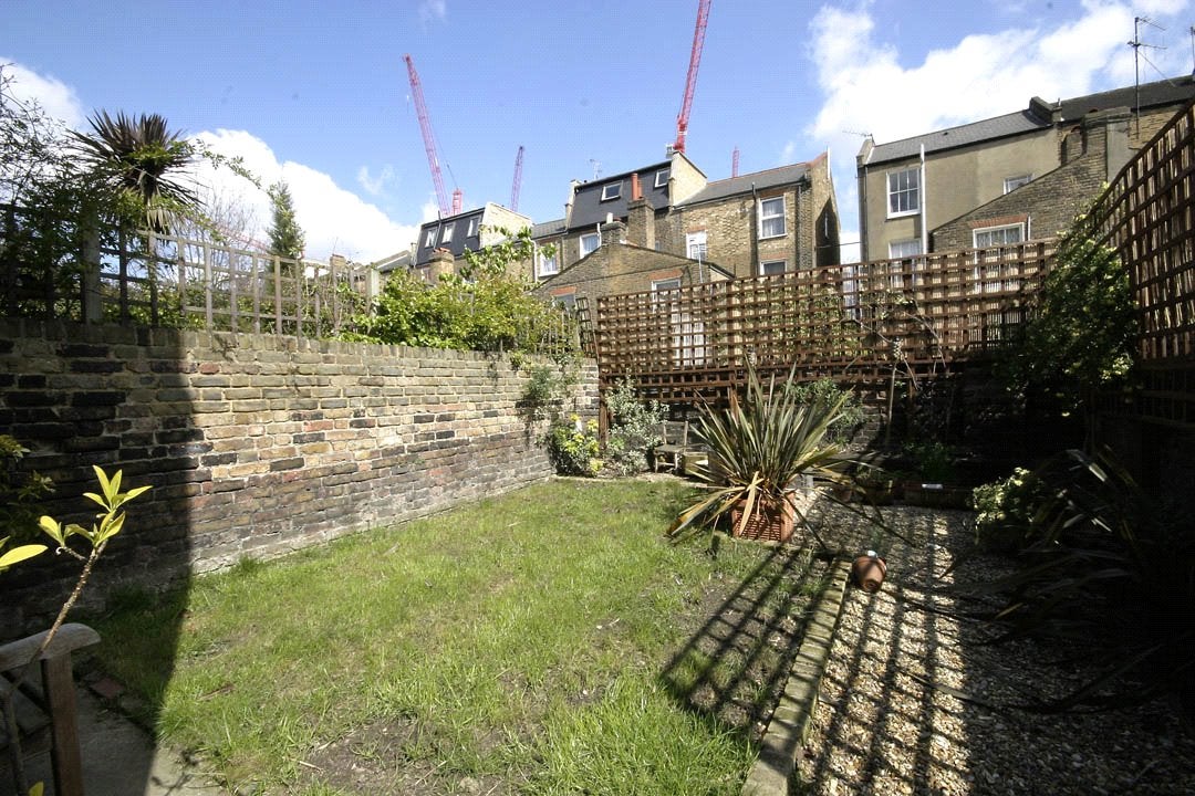 Flat Macfarlane Road in Greater London
