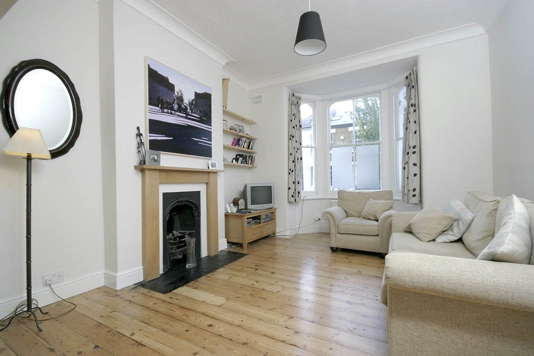 Flat Macfarlane Road in Greater London