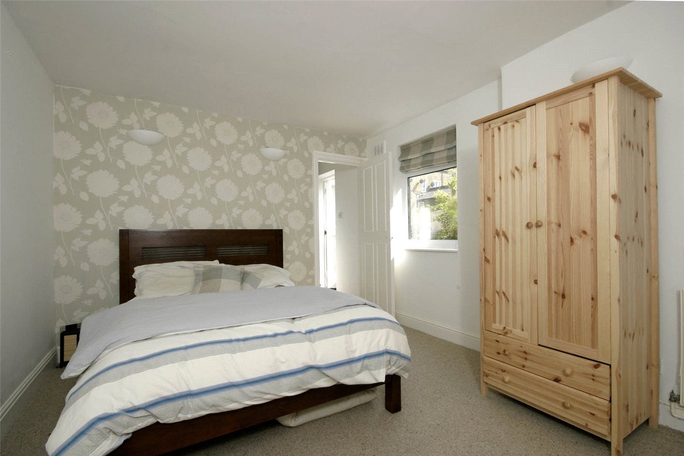 Flat Macfarlane Road in Greater London