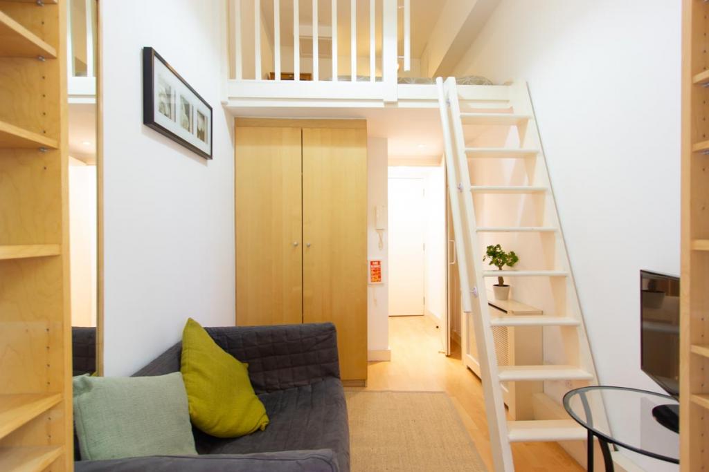 Flat Penywern Road in Greater London
