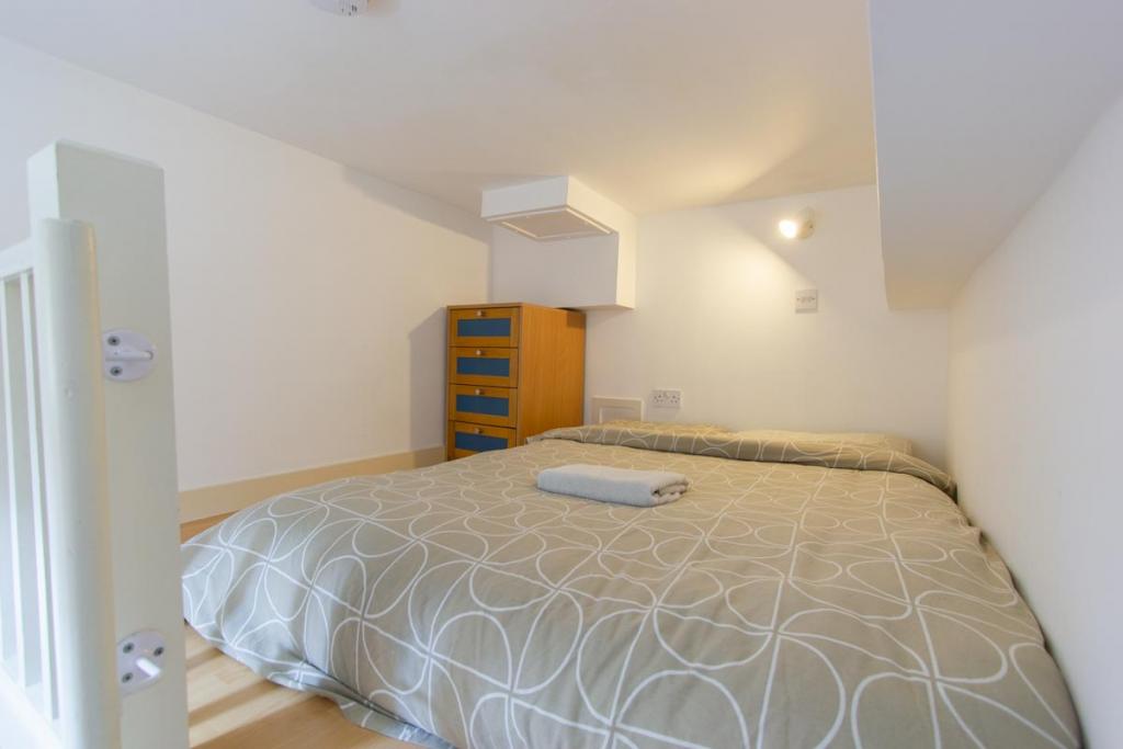 Flat Penywern Road in Greater London