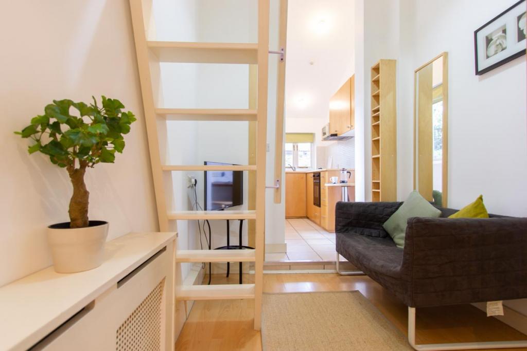 Flat Penywern Road in Greater London