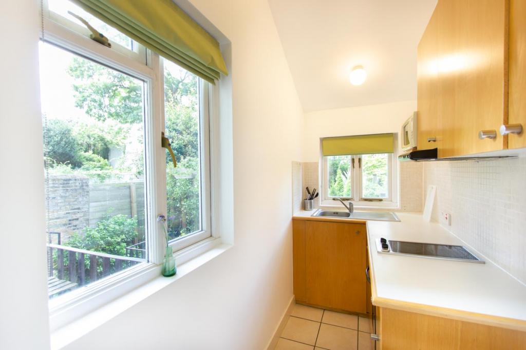 Flat Penywern Road in Greater London