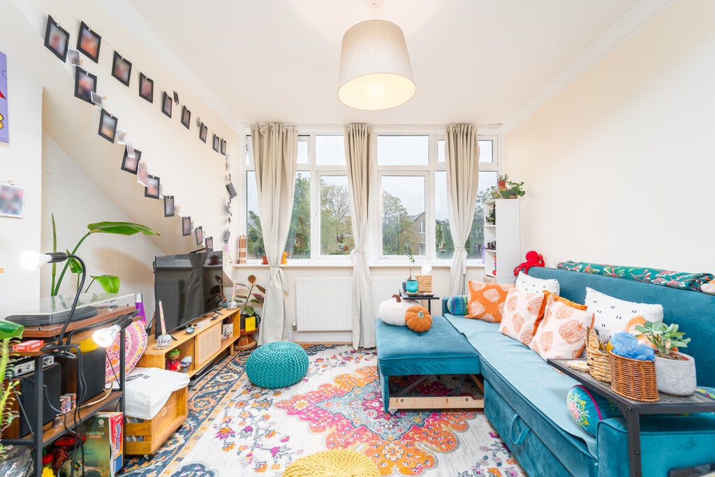 Flat Hemstal Road in Greater London
