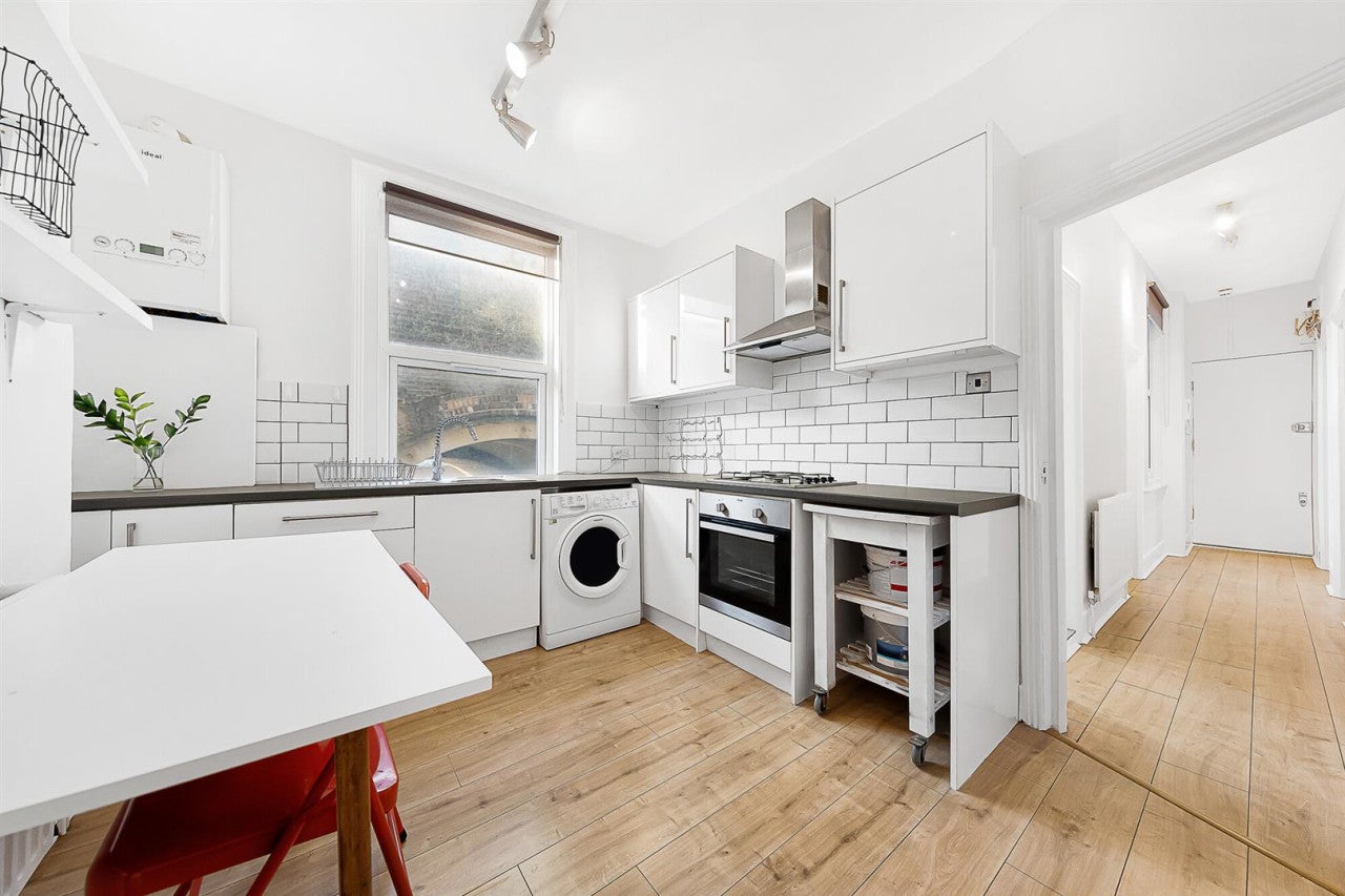 Flat Coldharbour Lane in London